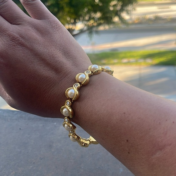 Authentic Joan rivers faux pearl and rhinestone bracelet. - Picture 3 of 4